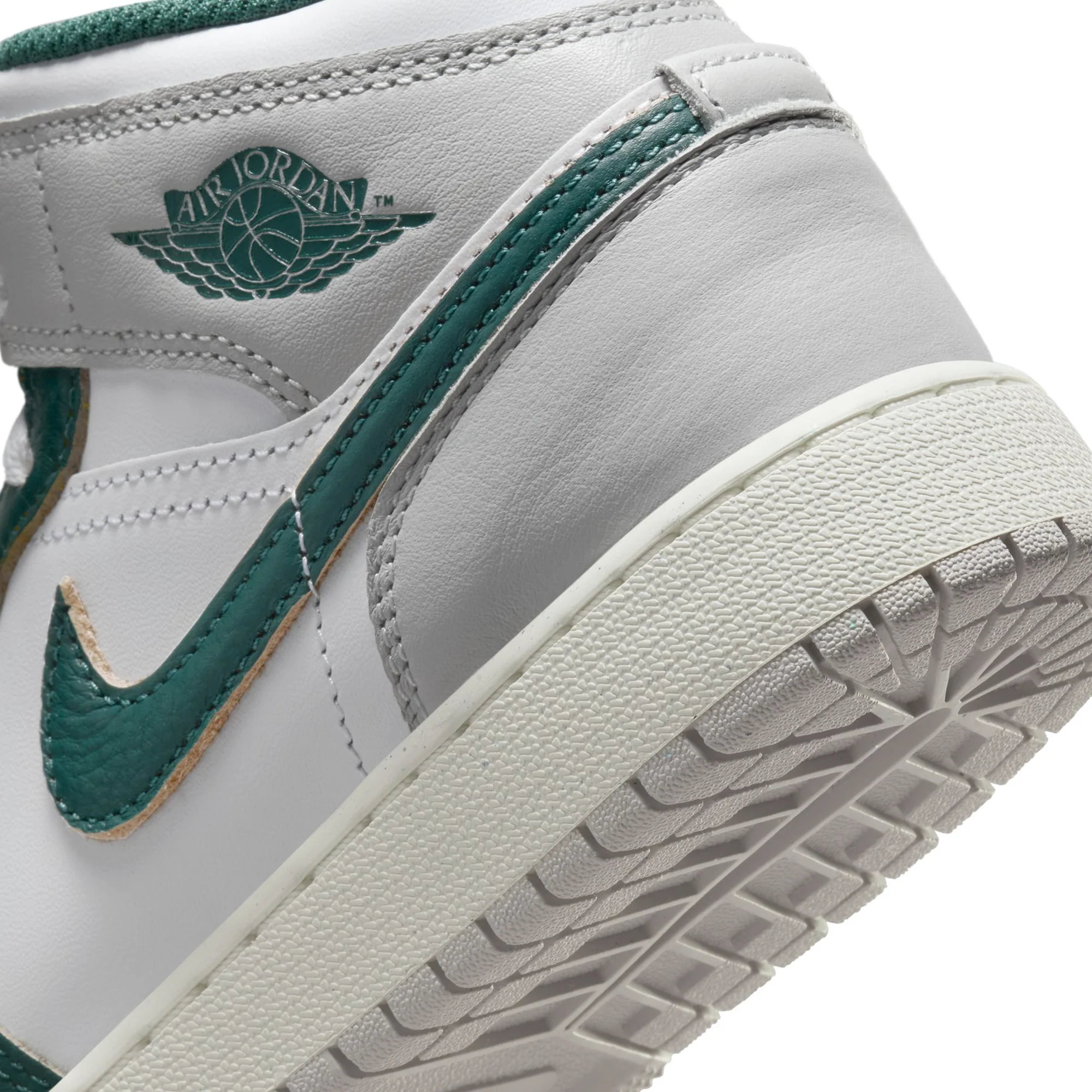 Air Jordan 1 Kids Mid SE Shoes - Image 4