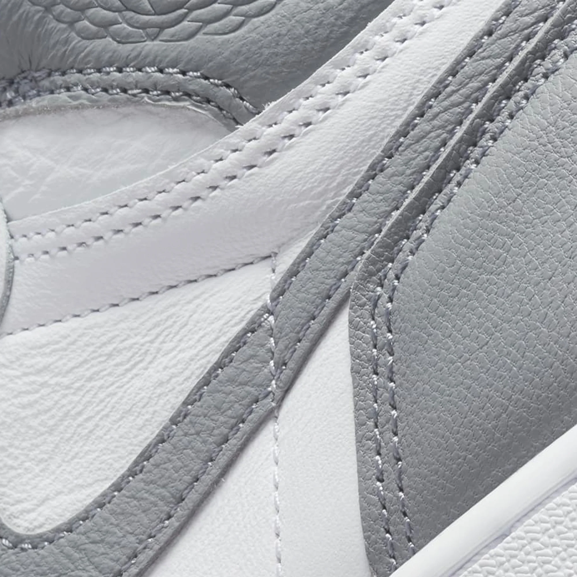 Air Jordan Mens 1 Retro High OG Shoes - Image 4