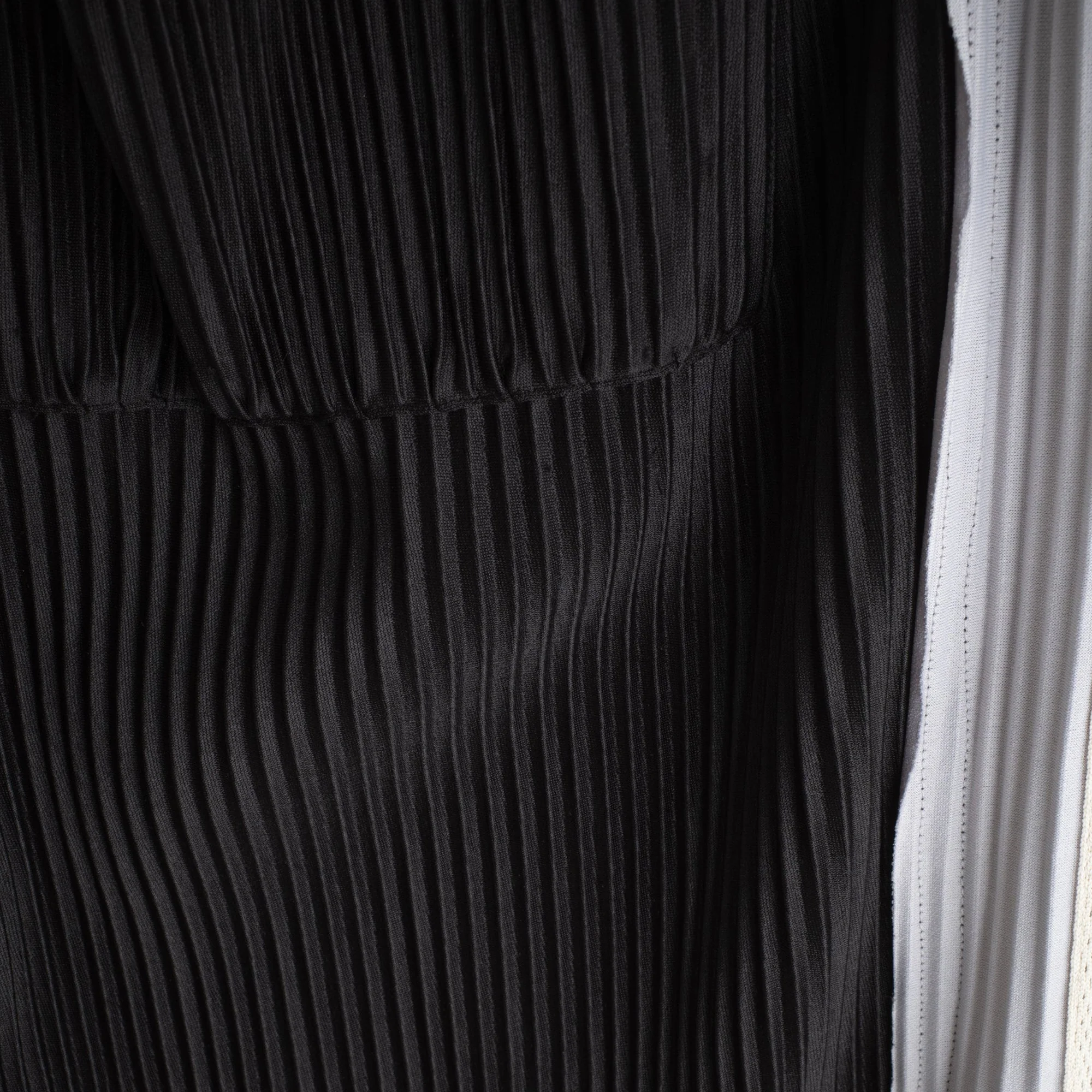 Jungles Mens Panel Pleat Shorts - Image 4
